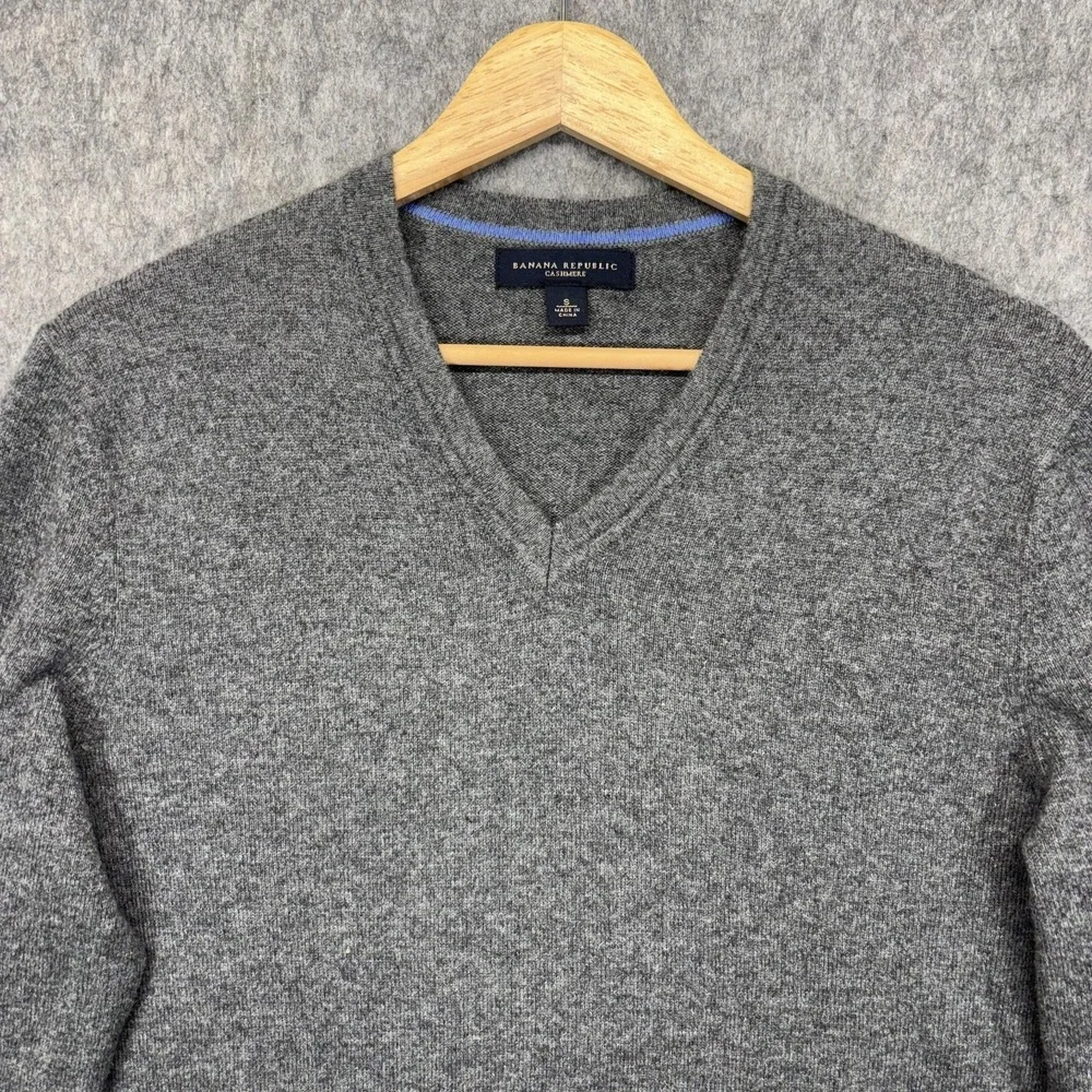 Banana Republic 100% Cashmere Sweater V Neck Men's Small Gray‎ Soft Knit Luxe